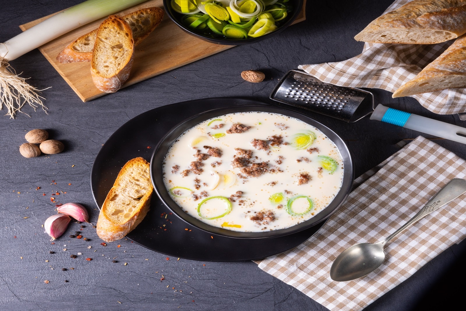 Lauch-Käse-Suppe mit Crème fraîche und Hackfleisch | Pfalzmarkt Lauch-Käse-Suppe mit Crème fraîche und Hackfleisch | Pfalzmarkt