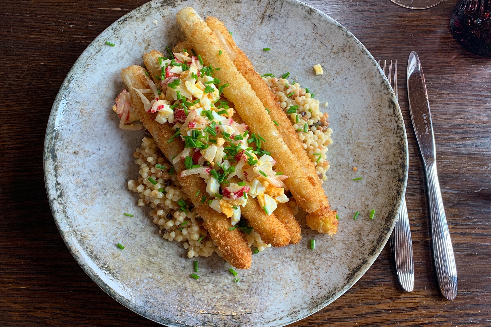 Fregula Sarda mit gebackenem Spargel, Radieschen &amp; gekochtem Ei ...